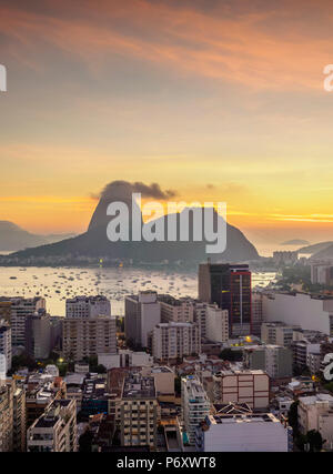 Blick über Botafogo in Richtung der Zuckerhut in der Morgendämmerung, Rio de Janeiro, Brasilien Stockfoto