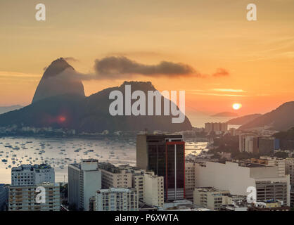 Blick über Botafogo in Richtung der Zuckerhut bei Sonnenaufgang, Rio de Janeiro, Brasilien Stockfoto