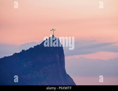 Christus, den Erlöser und den Corcovado bei Sonnenaufgang, Rio de Janeiro, Brasilien Stockfoto