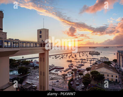 Lacerda Aufzug bei Sonnenuntergang, Salvador, Bundesstaat Bahia, Brasilien Stockfoto