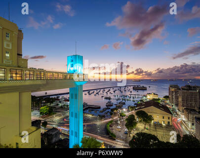 Lacerda Aufzug in der Dämmerung, Salvador, Bundesstaat Bahia, Brasilien Stockfoto