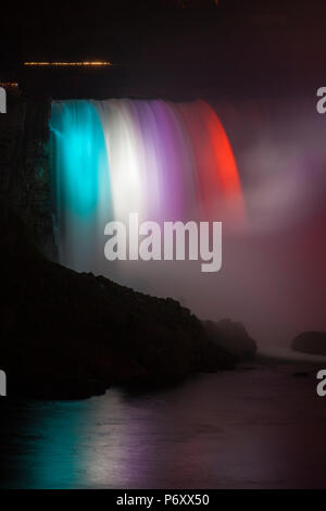 Kanada und USA, Ontario und New York State, Niagara, Niagara Falls, Horseshoe Falls bei Nacht beleuchtet Stockfoto
