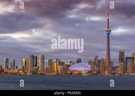 Kanada, Ontario, Toronto Harbourfront, CN Tower, Rogers Centre, und Skyline von den Olympischen Insel, Dämmerung Stockfoto