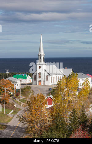 Kanada, Quebec, Gaspe Halbinsel, St-Maurice-de-l'Echouerie, erhöht mit Blick auf das Dorf, Herbst Stockfoto