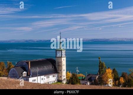 Kanada, Quebec, Capitale-Nationale Region Charlevoix, Cap-a-l'Aigle, Dorf, Kirche und St. Lawrence River Stockfoto