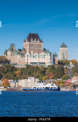 Kanada, Quebec, Quebec City, Chateau Frontenac Hotel und Levis Fähre auf dem St. Lawrence River Stockfoto