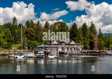 Die Vancouver Rowing Club mit Stanley Park im Hintergrund, Vancouver, Britisch-Kolumbien, Kanada Stockfoto