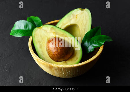 Frische avocado Obst auf einem Holzbrett Stockfoto
