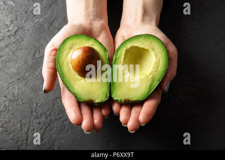 Frische avocado Obst in Mädchen Hände Stockfoto