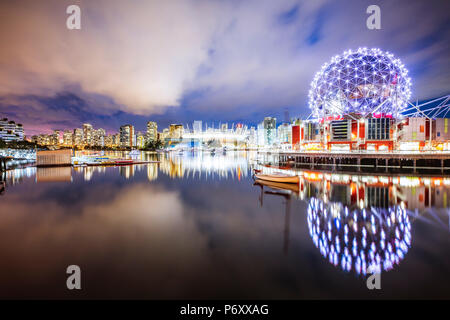 Telus Welt der Wissenschaft in der Dämmerung, False Creek, Vancouver, British Columbia, Kanada Stockfoto