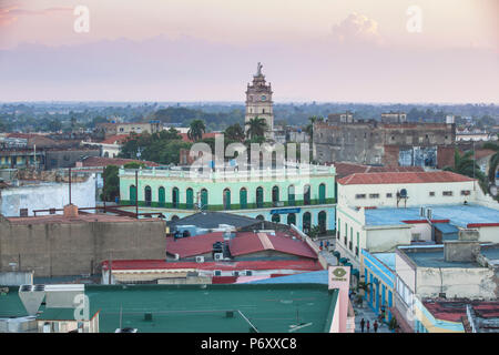 Kuba, Camaguey, Camagüey Province, Blick auf die Stadt auf der Suche nach La Gran Antilla und Iglesia Catedral de Nuestra SeÃ±ora de la Candelaria Stockfoto