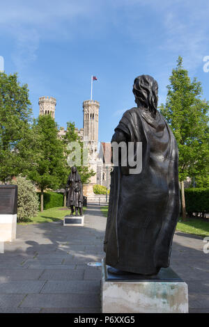 Stadt Canterbury, England. Canterbury Lady's Wootton Grün, mit dem Stephen Melton Statue der Königin (Heiliger) Bertha im Hintergrund geformt. Stockfoto