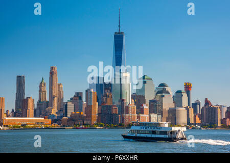 USA, New York, Manhattan, Lower Manhattan und das World Trade Center, der Freedom Tower über die Hudson River, NY Waterway Fähre Stockfoto