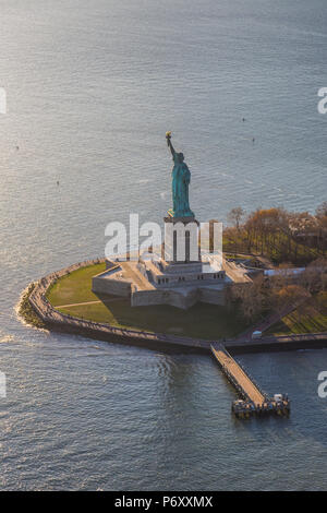 Luftaufnahme über die Freiheitsstatue, Manhattan, New York City, USA Stockfoto
