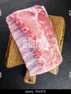 Frisches rohes Schweinefleisch Stück auf Holzbrett Stockfoto