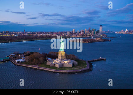 Luftaufnahme über die Freiheitsstatue, Manhattan, New York City, USA Stockfoto