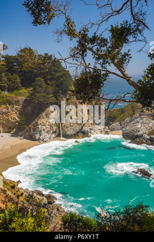 USA, Kalifornien, Big Sur, Pacific Coast Highway (California State Route 1), Julia Pfeiffer Burns State Park, McWay Cove, McWay Falls Stockfoto