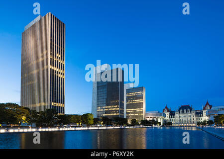 USA, New York, Hudson Valley, Albany, New York State Capitol, das Rockefeller Empire State Plaza, legislative Gebäude, Dämmerung Stockfoto