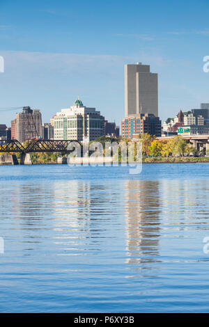USA, New York, Hudson Valley, Albany, Skyline vom Hudson River, morgen Stockfoto