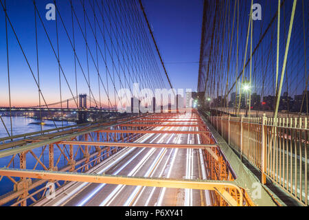 USA, New York, New York City, Brooklyn Bridge Brooklyn-Dumbo, Verkehr, Dämmerung Stockfoto