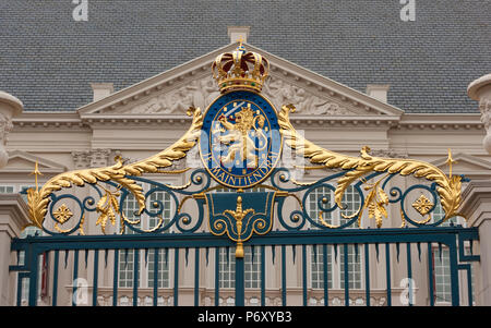 Das königliche Wappen auf das Tor der Palast Noordeinde in Den Haag Stockfoto