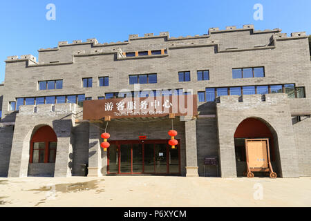 Tourist Service Center Gebäude an die Große Mauer bei Jinshanling, 130 km von Beijing, China. Stockfoto