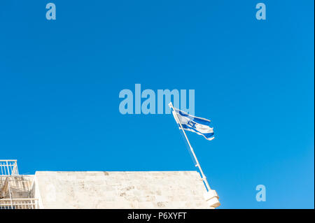 Israel, Jerusalem - 24. Juni 2018: Die israelische Flagge auf der Oberseite des Jerusalem Historisches Rathaus Gebäude - das Rathaus Während des britischen Mandats Stockfoto