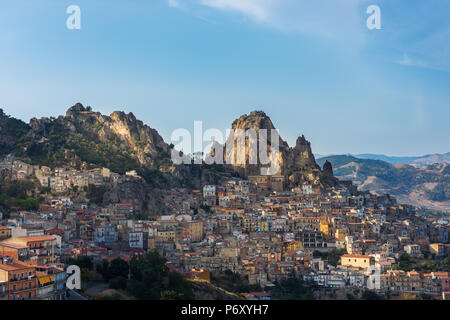 Panoramablick auf die kleine Stadt GAGLIANO CASTELFERRATO in Sizilien, Italien Stockfoto