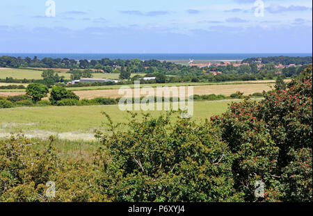 Ein Blick in Richtung Cley Next das Meer über die offene Landschaft im Norden von Norfolk aus Wiveton Downs, Norfolk, England, Vereinigtes Königreich, Europa. Stockfoto
