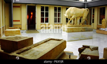 Kerameikos - Stier aus Marmor. Gräber im Kerameikos. Athenes. Griechenland. Blick auf die ursprünglichen 4. Jahrhundert Marmor Stier des Grabes von Dionysios von Kollystos. Stockfoto