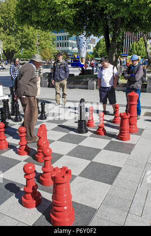 Menschen, die im Freien Schach auf dem Cathedral Square spielten, bevor die Christchurch-Erdbeben in Christchurch, Neuseeland, stattfanden Stockfoto