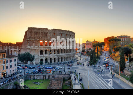 Italien, Rom, Kolosseum und Forum Romanum bei Sonnenuntergang Stockfoto