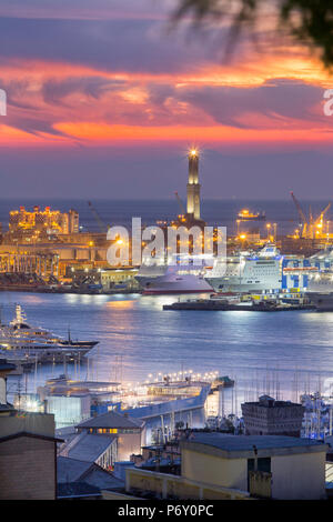 Italien, Ligurien, Genua, Genua, Genua. Blick über den Hafen und die Expo. Stockfoto