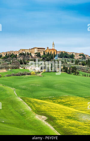 Pienza, Siena, Toskana, Italien. Blick auf die grünen Hügel von Pienza
