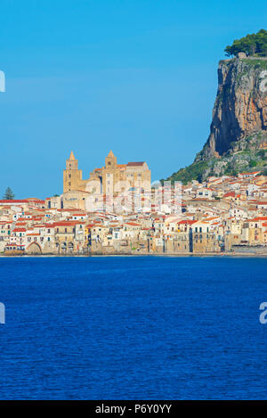 Altstadt, Kathedrale und Felsen La Rocca, Cefalu, Sizilien, Italien, Europa Stockfoto