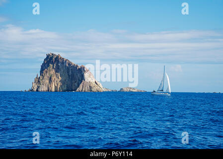 Segeln am Basiluzzo Cliff, Panarea, Äolische Inseln, Sizilien, Italien, Europa, Stockfoto