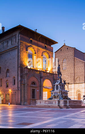Italien, Italia. Emilia-Romagna, Bologna, Bologna. Piazza del Nettuno, Fontana del Nettuno und Palazzo del Podestà. Stockfoto
