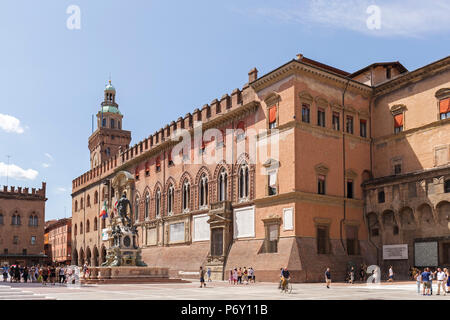 Italien, Italia. Emilia-Romagna, Bologna, Bologna. Piazza del Nettuno, dem Rathaus und der Fontana del Nettuno. Stockfoto