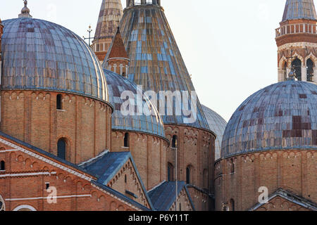 Italien, Italia. Veneto. Padova entfernt. Padua Padua. Basilika des Hl. Antonius, der Basilica di Sant'Antonio. Kuppeln. Stockfoto