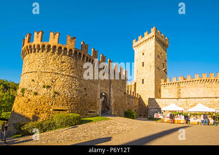 Vigoleno, Piacenza, Emiglia-Romagna, Italien. Burgmauern und der Turm bei Sonnenuntergang. Stockfoto