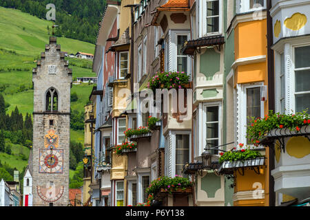 Blick auf die Altstadt mit mittelalterlichen Turm Zwolferturm, Sterzing - Sterzing, Südtirol, Italien Stockfoto