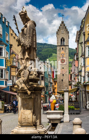 Blick auf die Altstadt mit mittelalterlichen Turm Zwolferturm, Sterzing - Sterzing, Südtirol, Italien Stockfoto