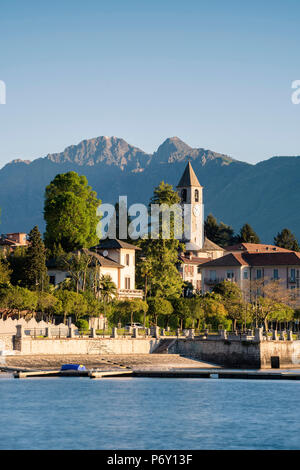 Baveno, Stresa, Lago Maggiore, Verbano-Cusio-Ossola, Piemont, Italien. Dorf bei Sonnenaufgang mit Val Grande Berge im Hintergrund. Stockfoto