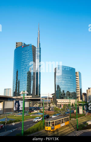 Mailand, Lombardei, Italien. Iconic Straßenbahn mit Porta Nuova Geschäftsviertel im Hintergrund. Stockfoto