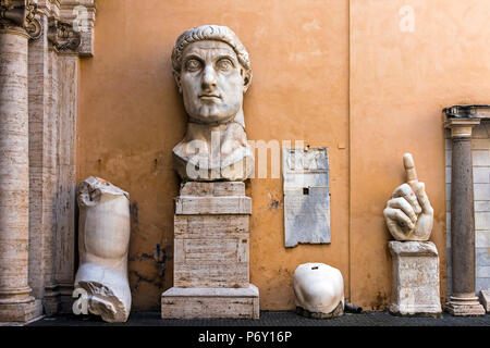 Reste der Statue des Kaisers Constantine, Palazzo dei Conservatori, Kapitolinische Museen, Rom, Latium, Italien Stockfoto