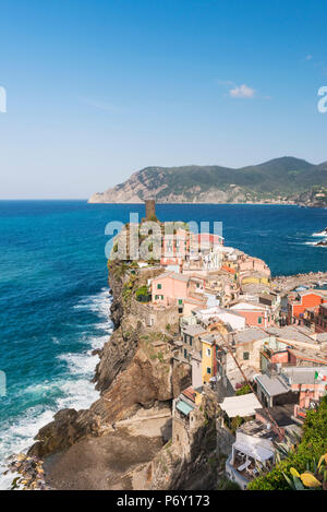 Vernazza, Cinque Terre, Ligurien, Italien, Europa. Dächer von Vernazza und Monterosso al Mare in der Ferne Stockfoto