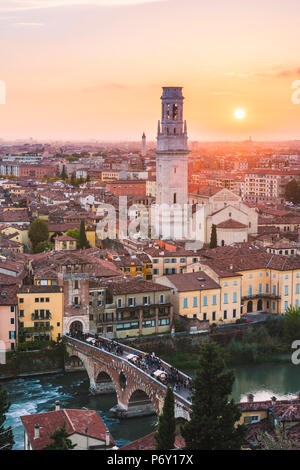 Verona, Venetien, Italien. Hohe Betrachtungswinkel von Ponte Pietra (Steinbrücke) und die Altstadt bei Sonnenuntergang. Stockfoto