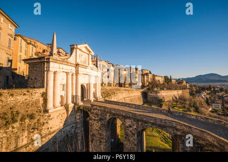 Bergamo, Lombardei, Italien. Steinerne Brücke der Porta San Giacomo in der Oberen Stadt (Città Alta) Stockfoto