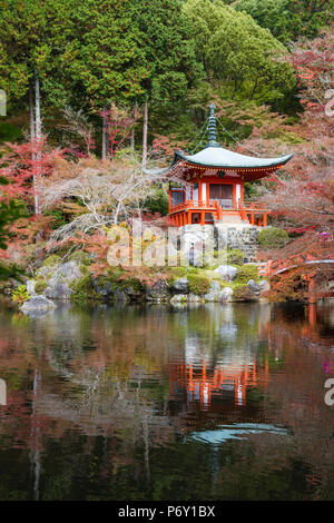 Japan, Kyoto, Daigoji Tempel, Bentendo Halle und Brücke Stockfoto