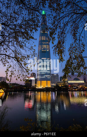 Lotte Tower (555 m supertall Wolkenkratzer, 5. höchste Gebäude der Welt, wenn in 2016 abgeschlossen), Seoul, Südkorea Stockfoto